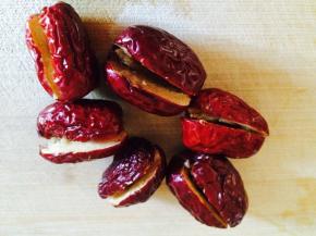 红枣用清水洗净，去核  