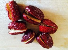 红枣用清水洗净，去核  