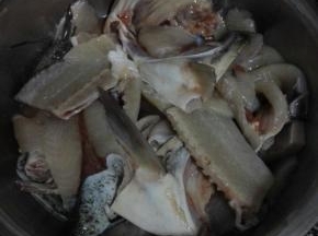 白鲢破开取出内脏，用刀将鱼肉切片，鱼排切块，洗净备用