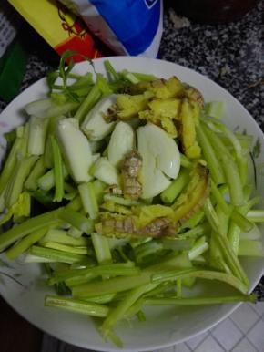 芹菜洗净切段，生姜和大蒜用刀拍碎，将材料的原味迸发出来