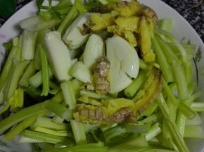 芹菜洗净切段，生姜和大蒜用刀拍碎，将材料的原味迸发出来