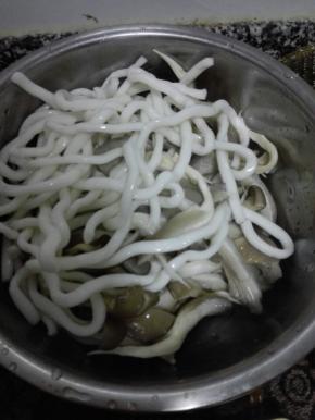 平菇洗净撕条，和土豆粉备用