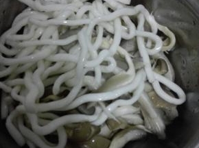 平菇洗净撕条，和土豆粉备用