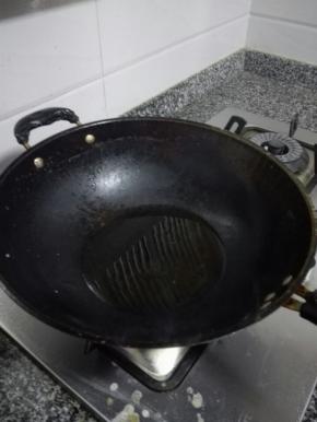 起锅倒油，这道菜油大，可以多放点油