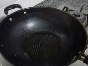 起锅倒油，这道菜油大，可以多放点油