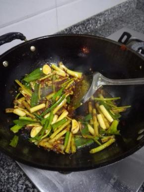 油锅烧热后，倒入水煮鱼调料包翻炒爆香，再放姜蒜葱和芹菜入锅翻炒