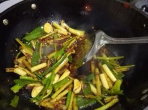 油锅烧热后，倒入水煮鱼调料包翻炒爆香，再放姜蒜葱和芹菜入锅翻炒