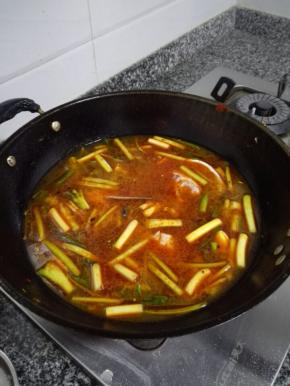 锅中加水没过菜，煮开后放入鱼片和土豆粉，开锅后放辣椒粉和盐调味，加盖继续煮