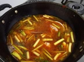 锅中加水没过菜，煮开后放入鱼片和土豆粉，开锅后放辣椒粉和盐调味，加盖继续煮
