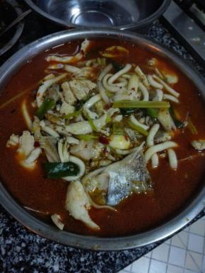 鱼片变色后关火出锅，在表面撒上一层花椒