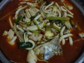 鱼片变色后关火出锅，在表面撒上一层花椒