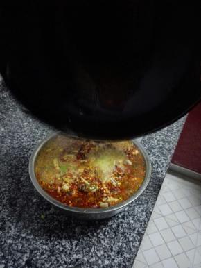 另将炒锅洗净，食用油烧至8成热后，将热油倒在水煮鱼上，高温热油淋上的滋滋声，麻辣鲜香的水煮鱼出锅