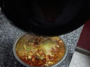另将炒锅洗净，食用油烧至8成热后，将热油倒在水煮鱼上，高温热油淋上的滋滋声，麻辣鲜香的水煮鱼出锅