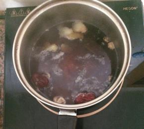 锅内放入生姜，红枣和红糖，大火烧开之后转小火煮10分钟