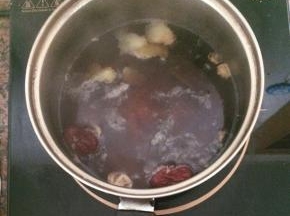 锅内放入生姜，红枣和红糖，大火烧开之后转小火煮10分钟