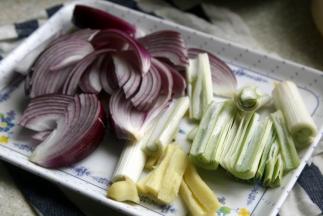 葱白切段、生姜切片、红椒切丝、洋葱切块
