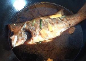 鲈鱼两面煎成金黄，加盐、料酒、些许老干妈，放入生抽稍微煮开后加水转大火
