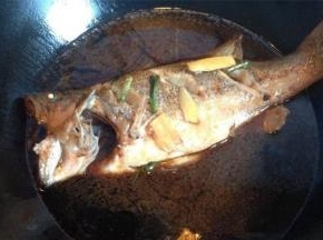 鲈鱼两面煎成金黄，加盐、料酒、些许老干妈，放入生抽稍微煮开后加水转大火