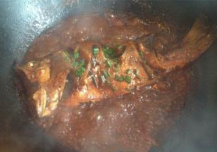 放入葱段、红椒、生姜和洋葱，加盖煮10分钟，汤汁收干后撒上葱花出锅