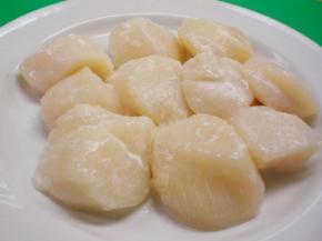 鲜贝加适量料酒和干淀粉抓匀