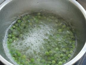 锅中水烧开，放上豌豆焯烫一下，大概10秒左右捞出