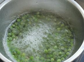 锅中水烧开，放上豌豆焯烫一下，大概10秒左右捞出