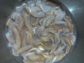 河蚌清理干净，放入沸水中过焯，捞出后切片