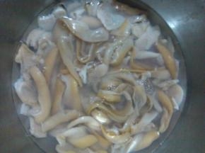 河蚌清理干净，放入沸水中过焯，捞出后切片