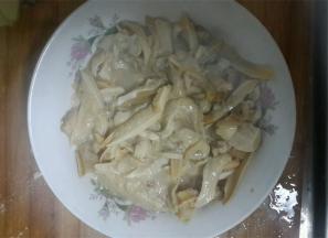 将河蚌用适量料酒、盐、花椒、生姜腌制10分钟左右