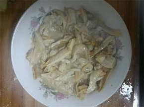 将河蚌用适量料酒、盐、花椒、生姜腌制10分钟左右