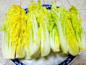 娃娃菜洗净，用刀对半切成4块