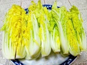 娃娃菜洗净，用刀对半切成4块