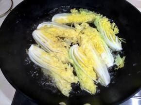 锅中加适量的清水，水烧开后，放入油、盐，把娃娃菜放进锅中，焯1分钟后捞出备用