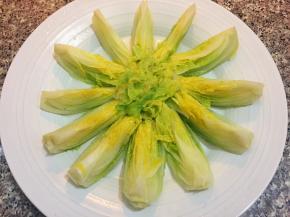 将焯好的娃娃菜摆在盘中