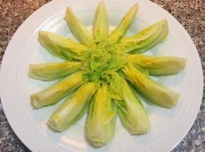 将焯好的娃娃菜摆在盘中