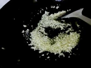 炒锅热油，放上蒜末翻炒出香，加盐和白糖调味