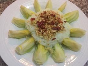 把炒好的蒜蓉淋在粉丝上面，撒上干辣椒碎