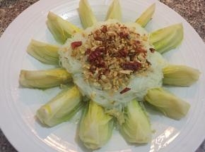 把炒好的蒜蓉淋在粉丝上面，撒上干辣椒碎