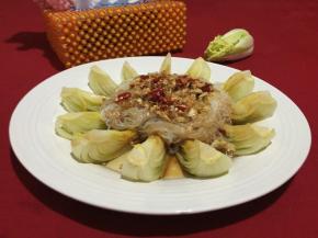 将装有粉丝娃娃菜的盘子入开水锅中蒸5分钟左右，出锅淋上蒸鱼豉油，淋上少许热油即可