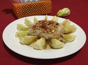 将装有粉丝娃娃菜的盘子入开水锅中蒸5分钟左右，出锅淋上蒸鱼豉油，淋上少许热油即可