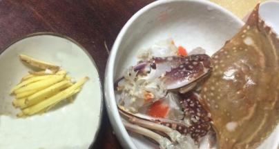 洗净的梭子蟹剥壳去腮，切成小块，姜切丝备用