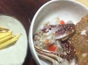 洗净的梭子蟹剥壳去腮，切成小块，姜切丝备用