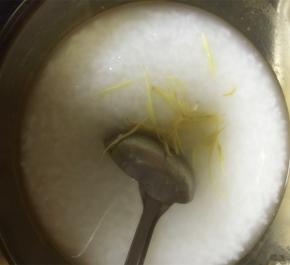 放入切好的姜丝