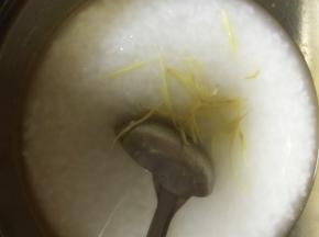 放入切好的姜丝