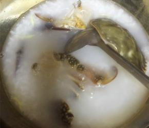 放入螃蟹，加入适量的胡椒粉搅拌均匀，煮至螃蟹变红