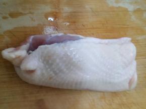 买来的鸭胸清洗干净，用刀背轻轻拍打，将肉质拍散，用小刀在表面扎几个小洞，方便入味