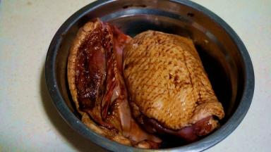 鸭胸肉放入碗中，倒入生抽，蚝油，胡椒粉，白糖和少量的盐，抓拌均匀，盖上保鲜膜，放在冰箱腌制1夜