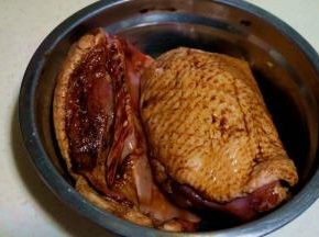 鸭胸肉放入碗中，倒入生抽，蚝油，胡椒粉，白糖和少量的盐，抓拌均匀，盖上保鲜膜，放在冰箱腌制1夜