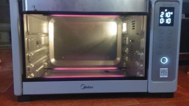 烤箱预热，放入鸭胸肉，210度上下火烤20分钟