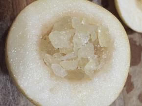 将冰糖放入掏好的雪梨内，加入适量的水